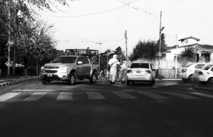 Bomberos voluntarios del cuartel de Salsipuedes limpian diariamente los taxis de la localidad como medida de prevención. 
