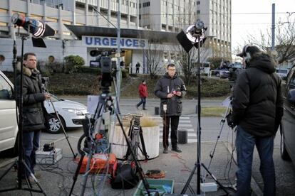 Reporteros en la puerta del hospital donde se encuentra Schumacher