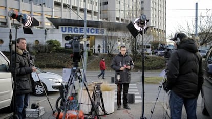 Repórteres na porta do hospital onde Schumacher está.