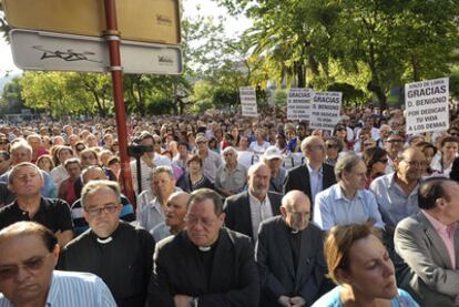 Asistentes a la concentración en Ourense que reclama que el cura Benigno Moure no ingrese en prisión.