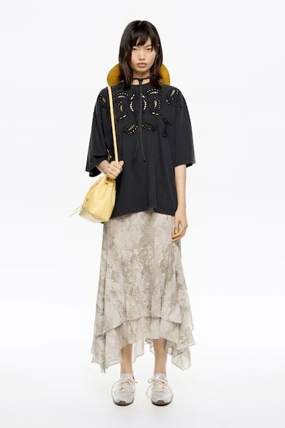 Sneakers o camisetas oversize son piezas que rompen con la literalidad de la falda boho.