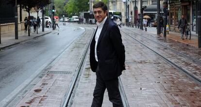 Patxi López posa en las cercanías del Parlamento Vasco.