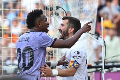 Vinicius Júnior señala a la grada de Mestalla desde la que había escuchado insultos racistas en presencia de José Luis Gayá.