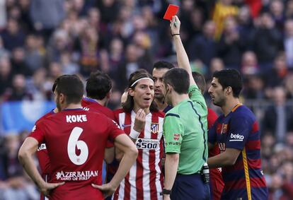 Tarjeta roja para Filipe Luis tras una dura entrada a Messi.