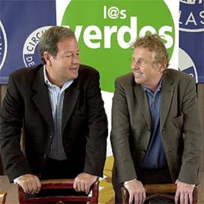 El portavoz de la Federación Los Verdes-Izquierda Verde y candidato a la Alcaldía de Madrid, José María Mendiluce, junto al copresidente de los Verdes en el Parlamento Europeo tras la reunión mantenida con alcaldes y concejales de la formación celebrada en Madrid.