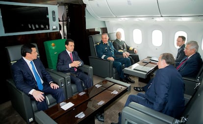 Con una capacidad para 84 pasajeros, el primer vuelo que realizó el avión presidencial fue el 10 de febrero de 2016 entre el Aeropuerto Internacional de Ciudad de México y el Aeropuerto Internacional de Hermosillo (Sonora), en un acto para conmemorar el 101 aniversario de la Fuerza Aérea Mexicana. En la imagen, Peña Nieto junto a funcionarios de su Gobierno durante el primer vuelo del José María Morelos y Pavón. 