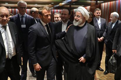 El presidente francés Emmanuel Macron y el presidente iraní Hasán Rohani conversan después de una reunión en la sede de las Naciones Unidas en Nueva York, este lunes.