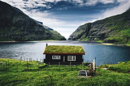 Una casa en Saksun, localidad de Streymoy, una de las islas Feroe.