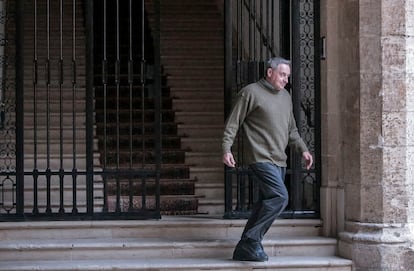 Pere Barceló en el momento de entrar al Obispado de Mallorca, donde se le comunicó su expulsión.