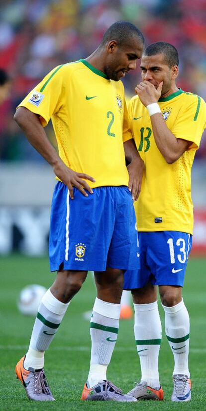 Maicon y Dani Alves hablan durante el partido contra Portugal.