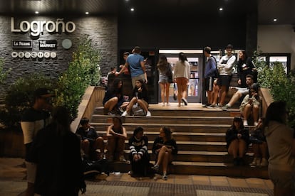 Primer descanso del recorrido. El autobús para en una estación de servicio de Logroño.