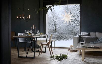 Comedor de Navidad de IKEA con sillas ODGER en blanco y beige. (69 euros)