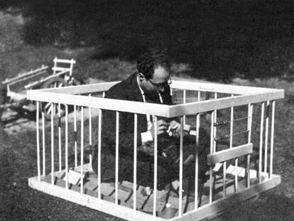 El doctor Tosquelles al jardí del sanatori de Saint-Alban amb les seves màquines de fotografiar i filmar, cap al 1944-1945. 