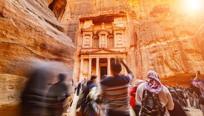 Jordania. Este destino entra en la lista por sus itinerarios de aventura a lugares como Petra o el desierto de Wadi Rum, y también invita a relajarse en el mar Rojo o en un 'spa' del mar Muerto. Petra, la antigua ciudad nabatea encerrada entre paredes de arenisca, es la joya del país, aunque no la única razón de la visita. Existen otros muchos enclaves históricos de gran espectacularidad, impresionantes paisajes desérticos, un mar saturado de sal situado en el punto más bajo de la Tierra y poblaciones rurales que permanecen fieles a las tradiciones del pasado. El mar Rojo alberga algunos de los paisajes submarinos más espectaculares del planeta. Y aunque el litoral jordano a lo largo del golfo de Aqaba es relativamente corto y comparativamente poco explotado, cuenta con arrecifes de coral y pecios. El submarinismo entre tortugas y caballitos de mar es una experiencia inolvidable, fácil de concertar en los centros de la ciudad costera de Aqaba y alrededores.