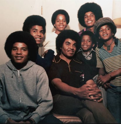 El carácter violento del padre de Michael Jackson, Joe Jackson (Arkansas, 1928), era tan emblemático que hasta se hizo una película, 'Los Jackson', donde el protagonista era él y su reinado familiar del terror. Solía sentarse a observar a sus cinco hijos ensayar con un cinturón entre las manos "para motivarles". Michael Jackson confesó que de pequeño sentía tanto miedo que vomitaba cada vez que lo veía y, tras la muerte del rey del pop, Joe Jackson hizo exactamente lo que cualquiera esperaría de un villano como él: intentar forrarse. Joe no figuraba en el testamento de su hijo Michael, pero eso no le impidió encontrar la forma de beneficiarse económicamente. Denunció al médico personal del cantante por negligencia exigiéndole entre 8 y 400 millones de euros por pérdida de su sustento económico (Michael), perdida de compañía (aunque apenas se hablaban) y daños emocionales. El juez no le concedió indemnización alguna. Su mujer Katherine y Debbie Rowe, la madre de sus hijos, llegaron a un acuerdo para que Rowe no solicitase la custodia bajo una única condición: que los niños no tuviesen relación con su abuelo Joe. En la imagen, Joe Jackson (centro) y sus hijos Jackie, Tito, Marlon, Jermaine, Randy y Michael (primero por la derecha) en 1971.