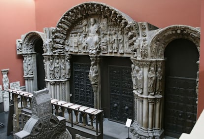 La réplica del Pórtico de la Gloria que exhibe el museo londinense Victoria & Albert (V&A) es de tal calidad, que incluso la textura es similar a la piedra del original, en Santiago de Compostela.