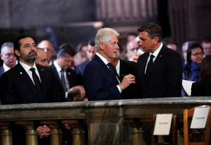 El primer ministro libanés Saad Hariri y el expresidente estadounidense Bill Clinton llegan a la iglesia de Saint Sulpice, en París.