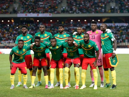 El equipo de Camerún posa antes de un partido.