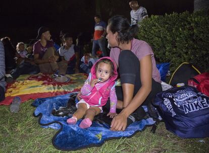 "Aquí uno no encuentra trabajo, yo soy secretaria y me gradué hace 10 años y nunca he trabajado en lo que me formé," ha señalado Heidy Moncada, de 31 años, que planea viajar con su marido, sus hijos de cinco y nueve años y otros tres familiares.