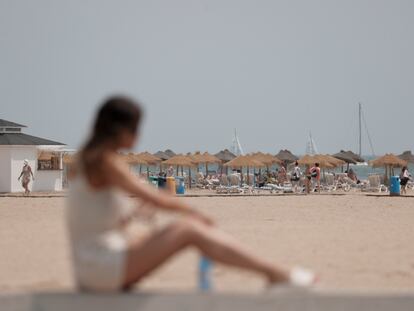 Una mujer, en la playa de la Malvarrosa, en Valencia, el pasado miércoles.