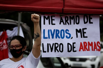 Manifestante em Brasília em ato contra Jair Bolsonaro neste sábado.