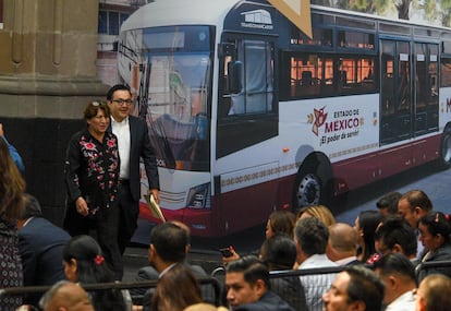 Delfina Gómez Gobernadora del Estado de México y  Daniel Sibaja Secretario de Movilidad anuncian descuentos para estudiantes