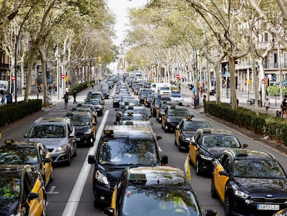 Taxistas de la asociación barcelonesa Élite Taxi protestan por la sanción de la autoridad de la competencia.