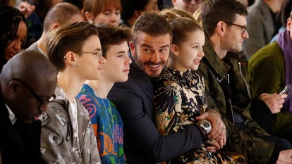 David Beckham, con sus hijos (de izquierda a derecha) Romeo, Cruz y Harper, en un desfile de Victoria Beckham en Londres en febrero de 2020.