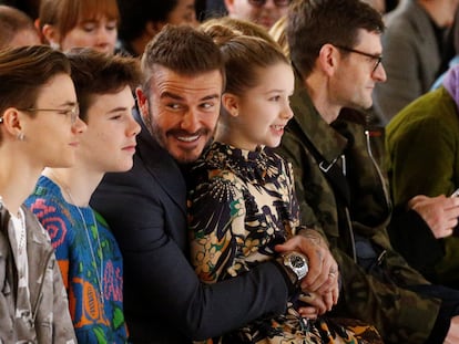 David Beckham, con sus hijos (de izquierda a derecha) Romeo, Cruz y Harper, en un desfile de Victoria Beckham en Londres en febrero de 2020.