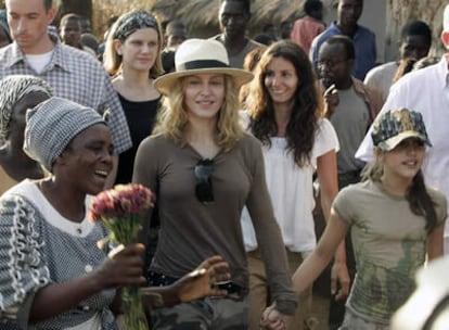 Madonna y su hija Lourdes visitan una aldea de Malawi