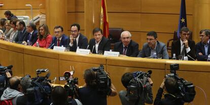 El presidente de gestora del PSOE, Javier Fern&aacute;ndez, interviene en la reuni&oacute;n del Grupo Parlamentario Socialista.