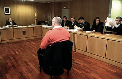 Sesión inaugural del juicio con jurado contra Ubaldo Luis F. (en el centro), que mató a su novia a hachazos.
