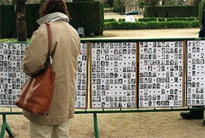 La asociación colocó ayer frente al Parlament de Catalunya fotos de víctimas del terrorismo.