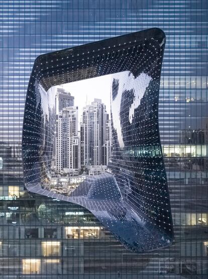 El ME Dubai, inaugurado en primavera de 2020 en el distrito Burj Khalifa, es el primer hotel del mundo diseñado íntegramente por el estudio Zaha Hadid. Tanto el edificio Opus (un llamativo cubo de vidrio con un ondulado agujero en el centro) como el diseño interior del vestíbulo y habitaciones son obra de Hadid y su equipo. Se iniciaron en 2007, cuando la célebre arquitecta aún vivía. El hotel brilla además por sus impulsos sostenibles: cada huésped recibe una botella de acero inoxidable y dispone de dispensadores de agua por todo el edificio, y ha retirado los bufés para reducir el desperdicio de alimentos.