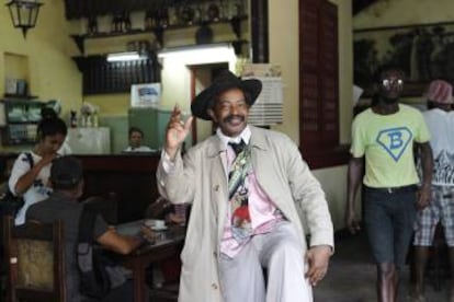 Juan Manuel Villy Carbonell, 'El Benny', en el café La Isabelica de Santiago de Cuba.