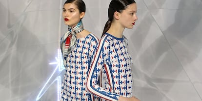 La diseñadora Anya Hindmarch dedicó parte de su colección primavera-verano 2016 a Carrefour, cuatro distribuidor de moda en España.