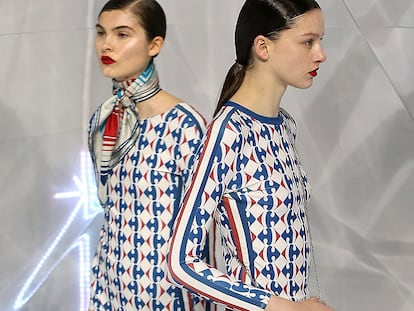 La diseñadora Anya Hindmarch dedicó parte de su colección primavera-verano 2016 a Carrefour, cuatro distribuidor de moda en España.