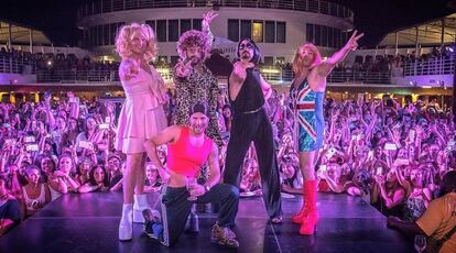 Imagen de los Backstreet boys durante su concierto tributo a las Spice Grils.