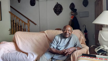 Donato Ndongo-Bidyogo, en el salón de su casa de Murcia