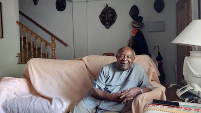 Donato Ndongo-Bidyogo, en el salón de su casa de Murcia