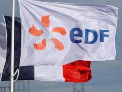 Banderas de EDF y Francia, en una planta de la firma en Bouchain, cerca de Valenciennes
