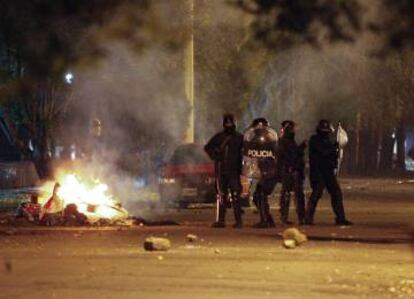 Polic&iacute;as a las puertas de la residencia de la gobernadora de Santa Cruz, Alicia Kirchner.