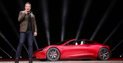 Elon Musk, consejero delegado de Tesla y dueño de Twitter, presentando el modelo Roadster 2 en Hawthorne (California, EE UU).