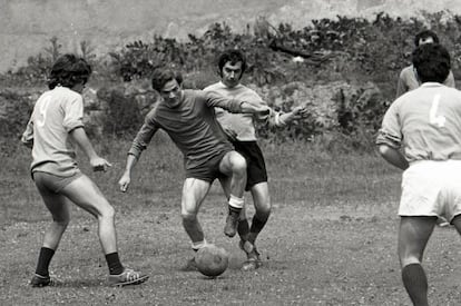 En el centro de la imagen, el director de cine y escritor Pier Paolo Pasolini, en 1971, jugando al f&uacute;tbol con amigos a las afueras de Roma.
 