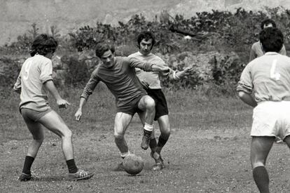 En el centro de la imagen, el director de cine y escritor Pier Paolo Pasolini, en 1971, jugando al fútbol con amigos a las afueras de Roma.