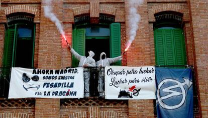Dos okupas del grupo La Dragona de Madrid.