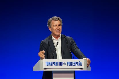 El líder del Partido Popular, Alberto Núñez Feijóo, interviene en el acto del PP de este domingo en Murcia sobre inmigración donde atacó a Santiago Abascal