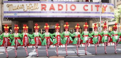 La compañía The Rockettes presentando su espectáculo navideño 2015 ante el Radio City Music Hall, en Nueva York.