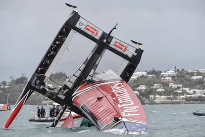 El catamarán de Nueva Zelanda, hundido.