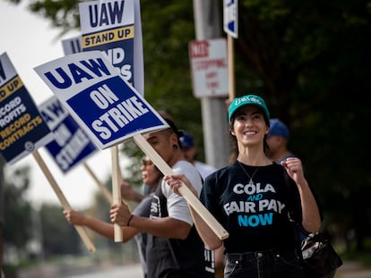 Miembros del sindicato UAW (United Auto Workers) a la entrada de la planta de General Motors en Rancho Cucamonga, California.